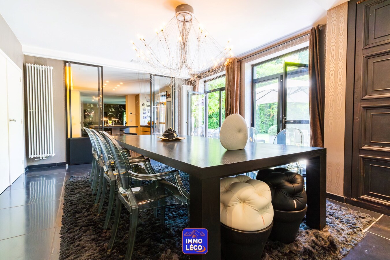 Villa semi Plain-Pied érigée sur 4592m², piscine, 4 garages, parking 10 voitures, ... COUP DE COEUR assuré ! 