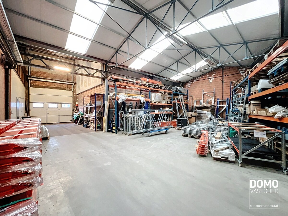 RUIM COMMERCIEEL GEBOUW VOORZIEN VAN TOONZAAL, KANTOREN EN OPSLAGPLAATS IN HERK-DE-STAD 