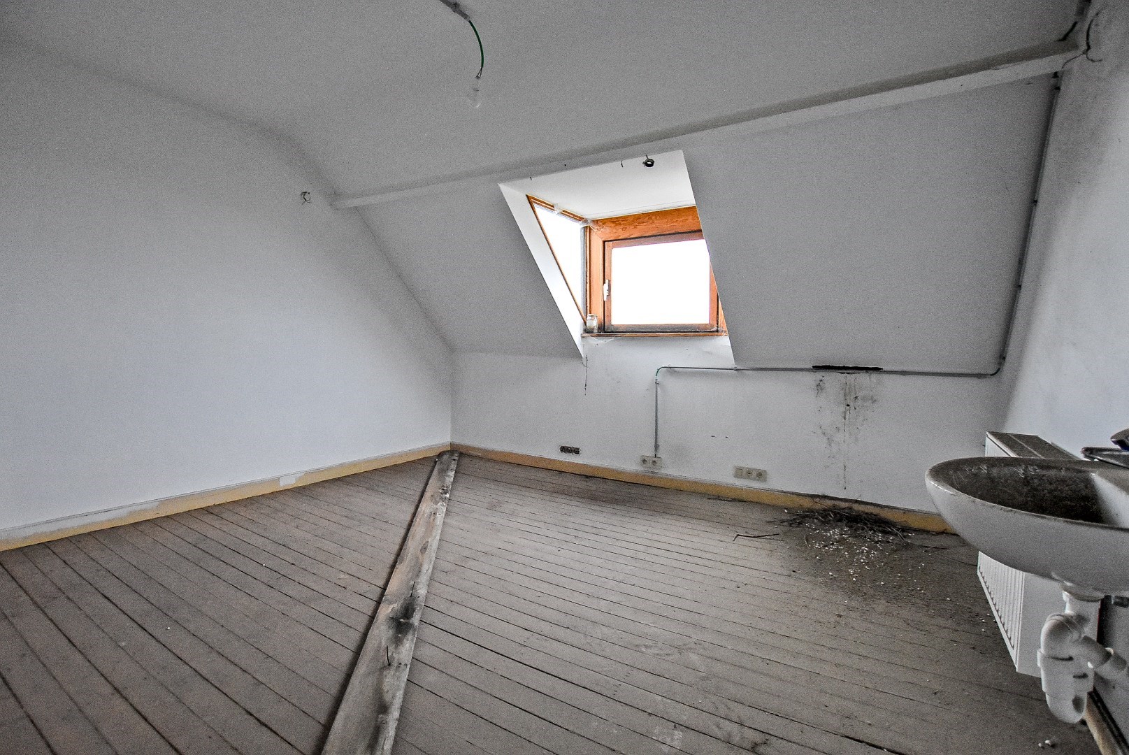 Zeer ruime te renoveren woning centrum Veurne! 