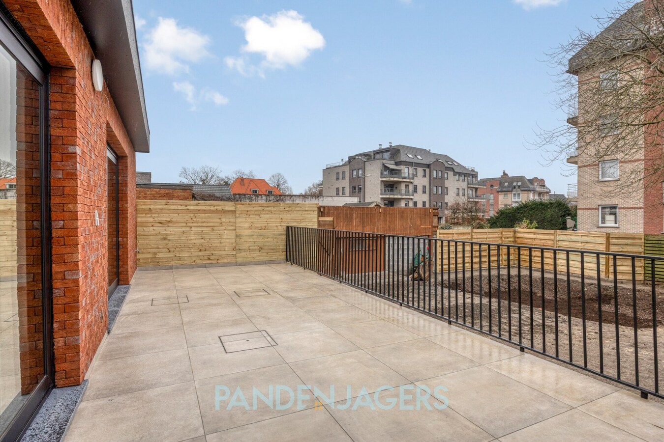 Volledig gerenoveerd handelspand met uitzonderlijke buitenruimte te Duffel 