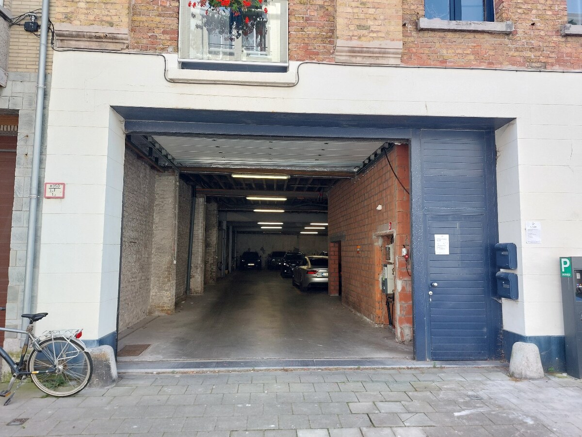 CENTRAAL GELEGEN AUTOSTANDPLAATSEN TE HUUR 