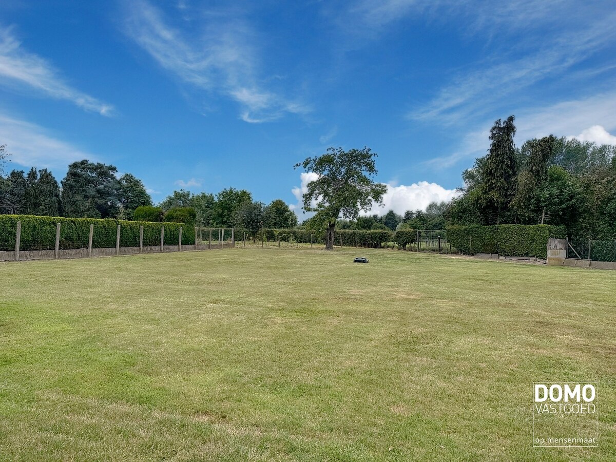 RUSTIG GELEGEN BOUWGROND MET EEN PRACHTIG GROEN UITZICHT TE WELLEN 