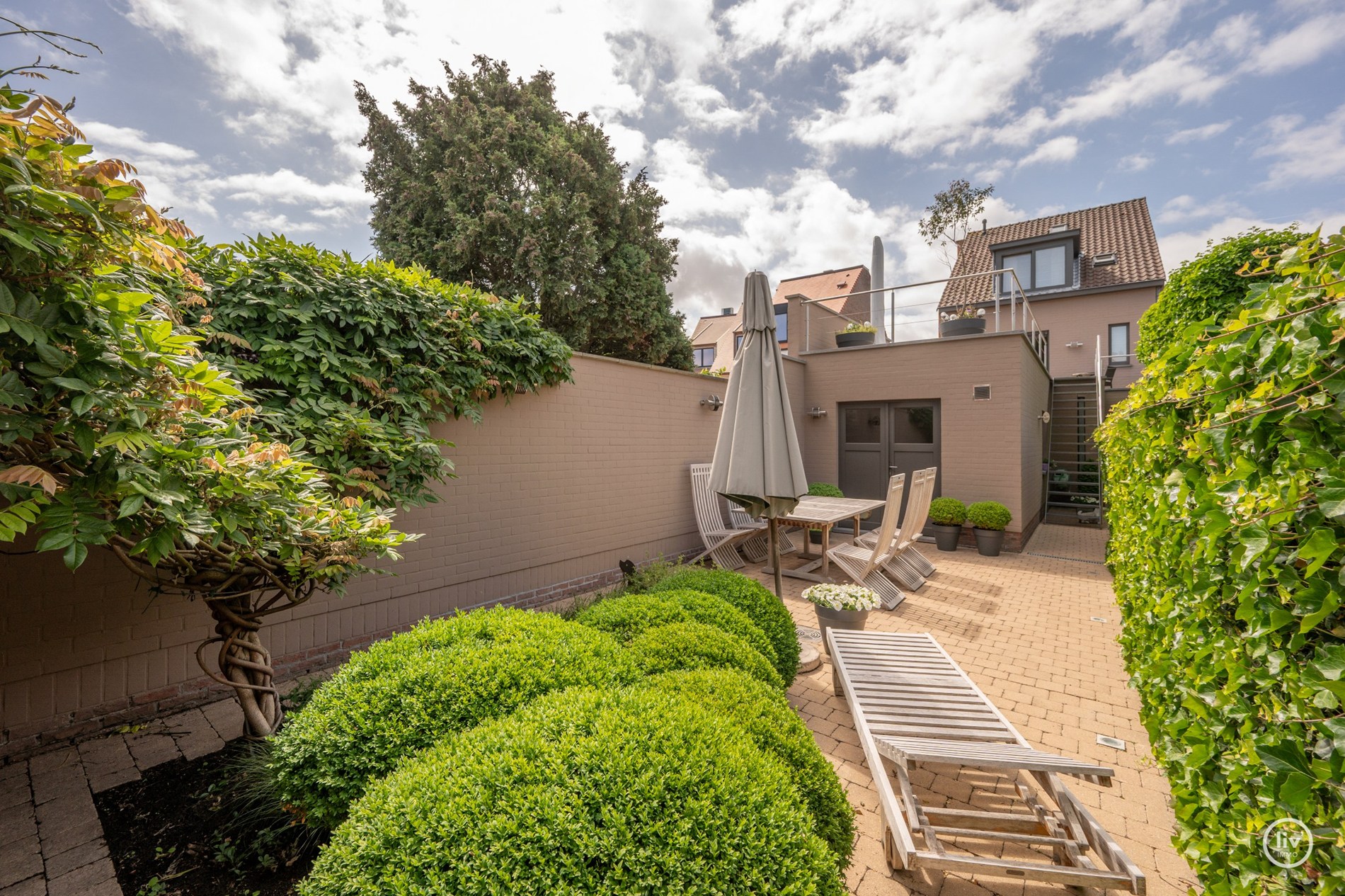 Fraaie bel-étage woning in het centrum van Knokke met Schoonheidssalon op het gelijkvloers. 