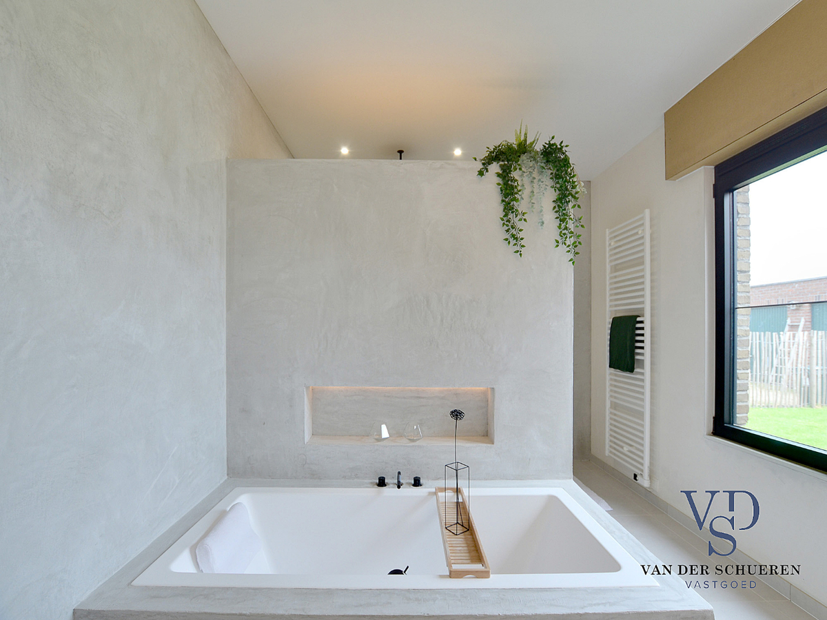 Exceptioneel gelegen, eigentijdse bungalow-villa. 