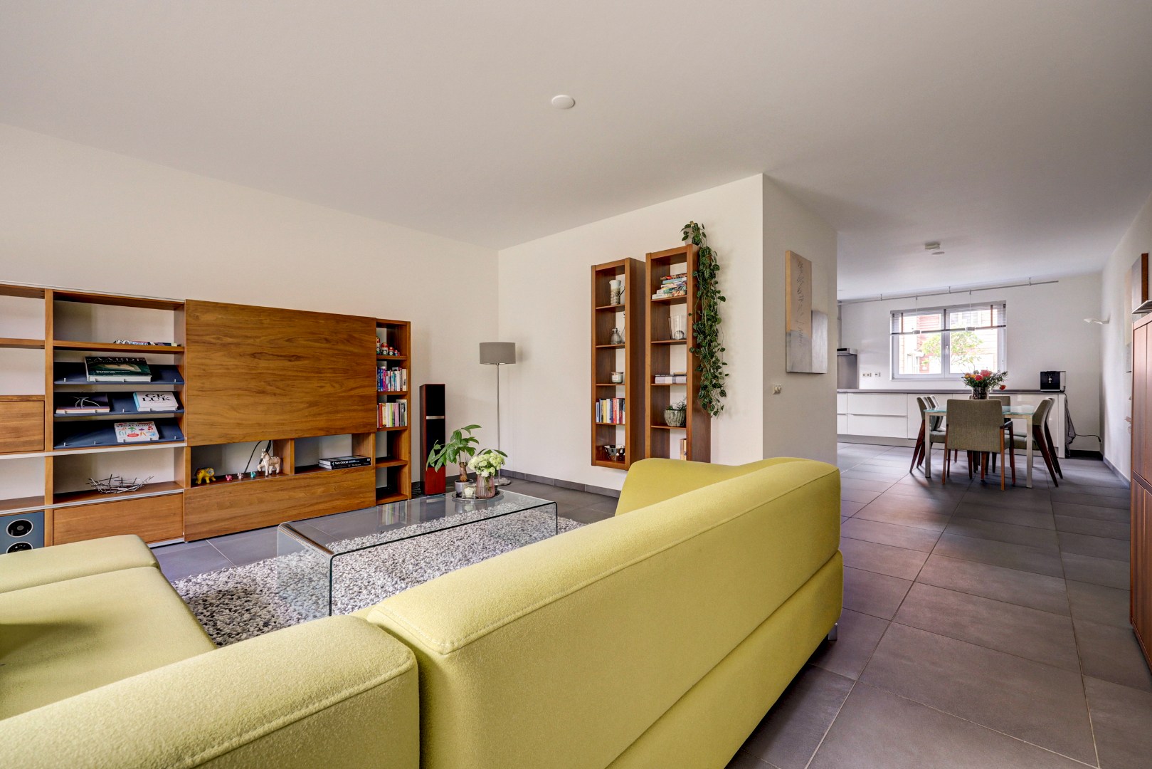 Luxe en royale 5-kamer 2-onder-1-kap woning met garage, eigen parkeerplaats, sauna én zonnige tuin op het zuiden en gelegen in een rustige straat! 
