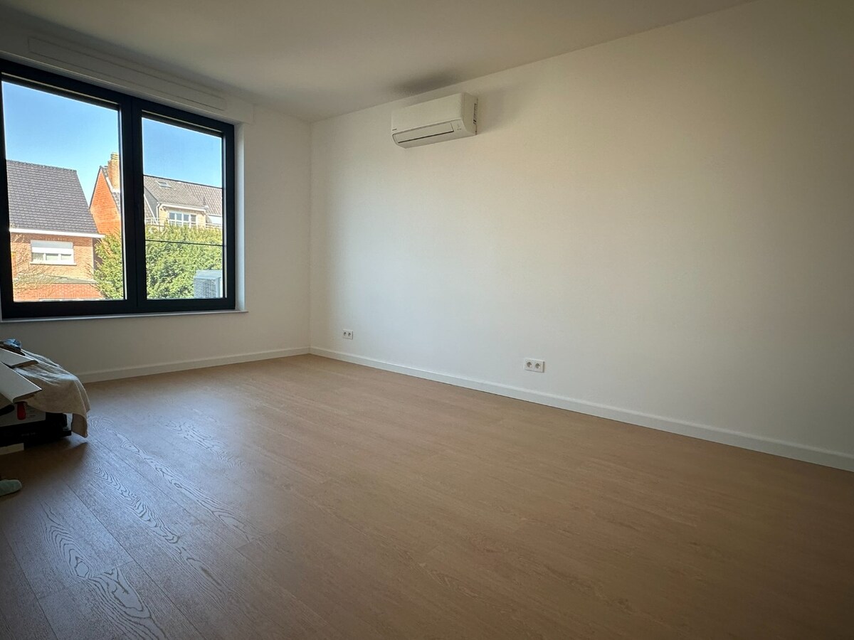 Instapklare nieuwbouwwoning met 4 slaapkamers, garage én tuin – energiezuinig wonen in hartje Sint-Antonius 