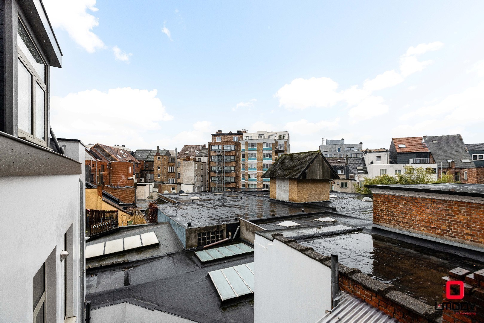 Ruime te renoveren stadswoning met garage en vier slaapkamers in de stationswijk 