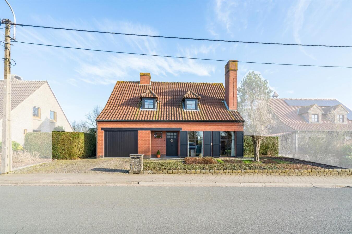 Verrassend ruime, alleenstaande woning met fraai aangelegde, zuidgerichte tuin 