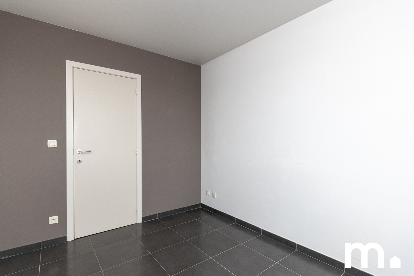 Instapklaar appartement met garage en privé parkeerplaats te koop in Roeselare ! 