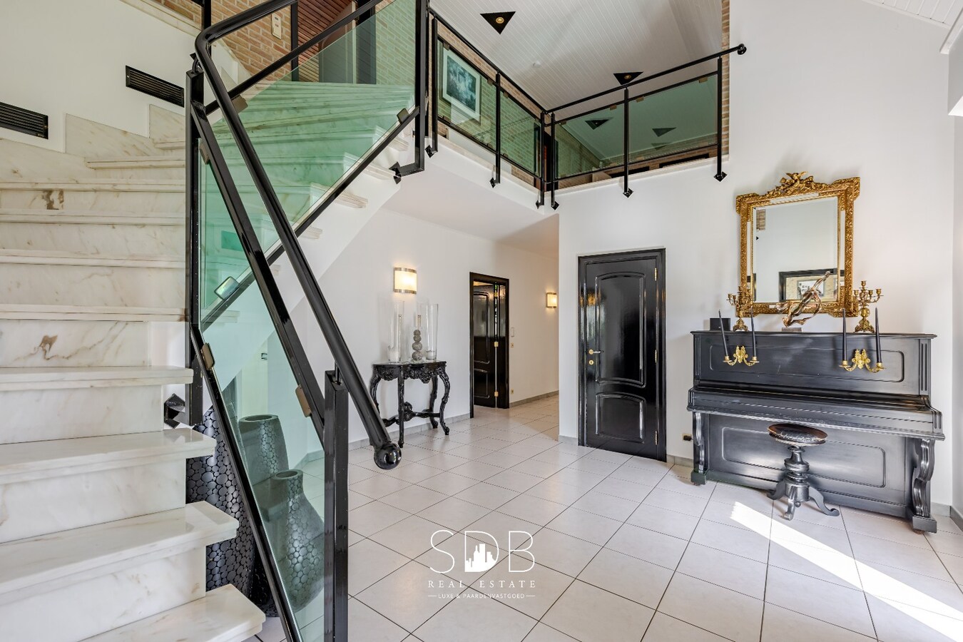 Hedendaagse villa met dubbele garage, zwembad en magazijn op 2.937m² 