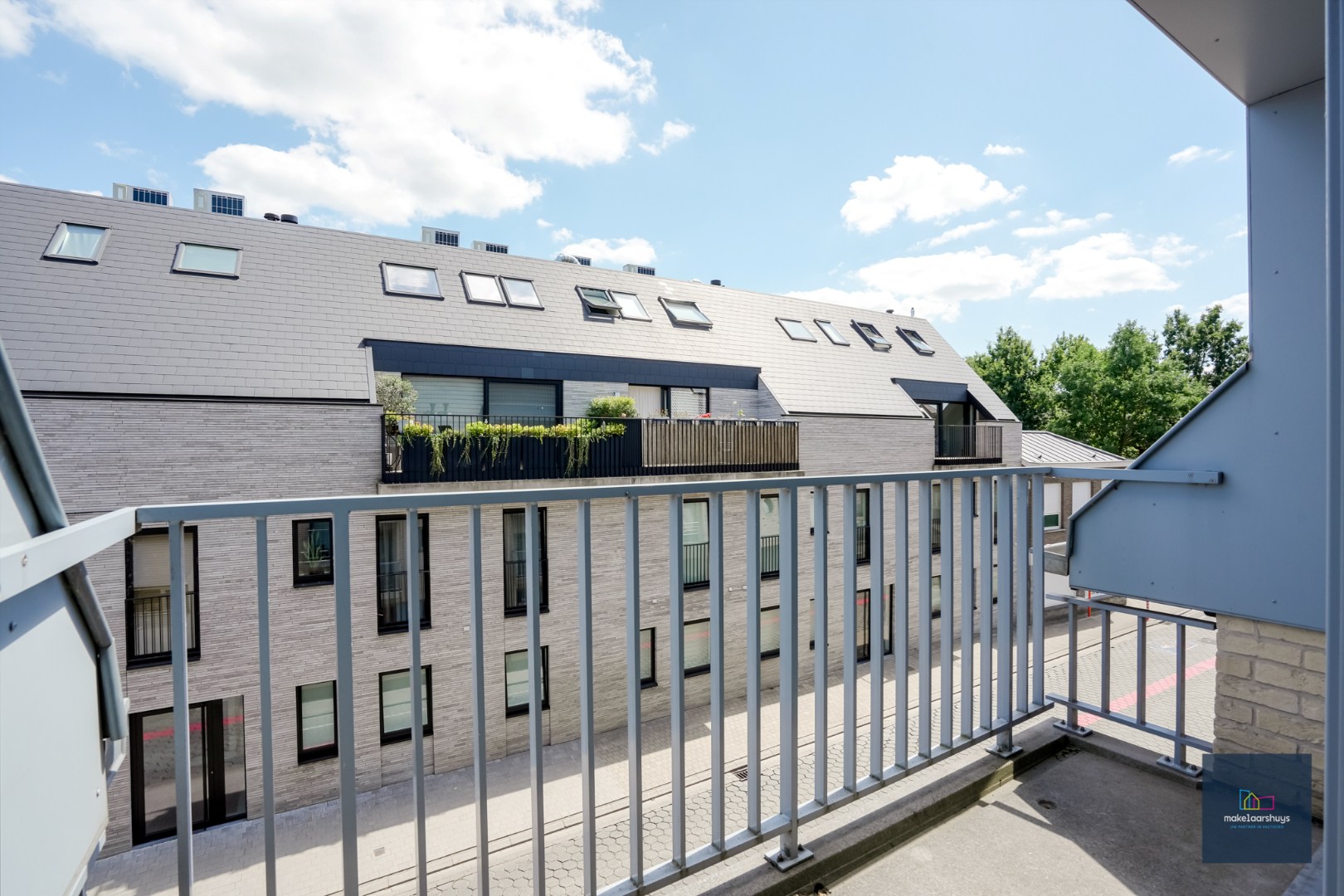 Instapklaar 2-slpk app. met alle comfort + garage 