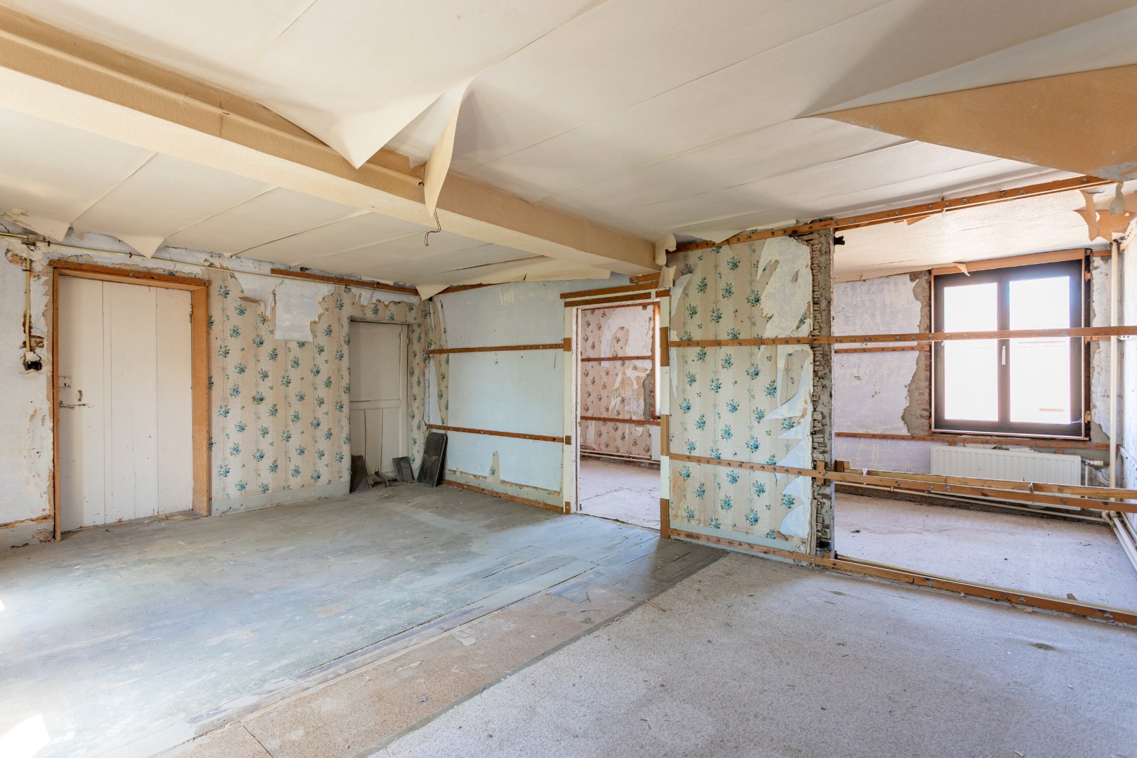 Te renoveren eigendom (317 m²) met veel potentieel, ruime tuin (6a 42ca) en dubbele achterliggende carport met toegang tot de achterliggende straat in Kester 