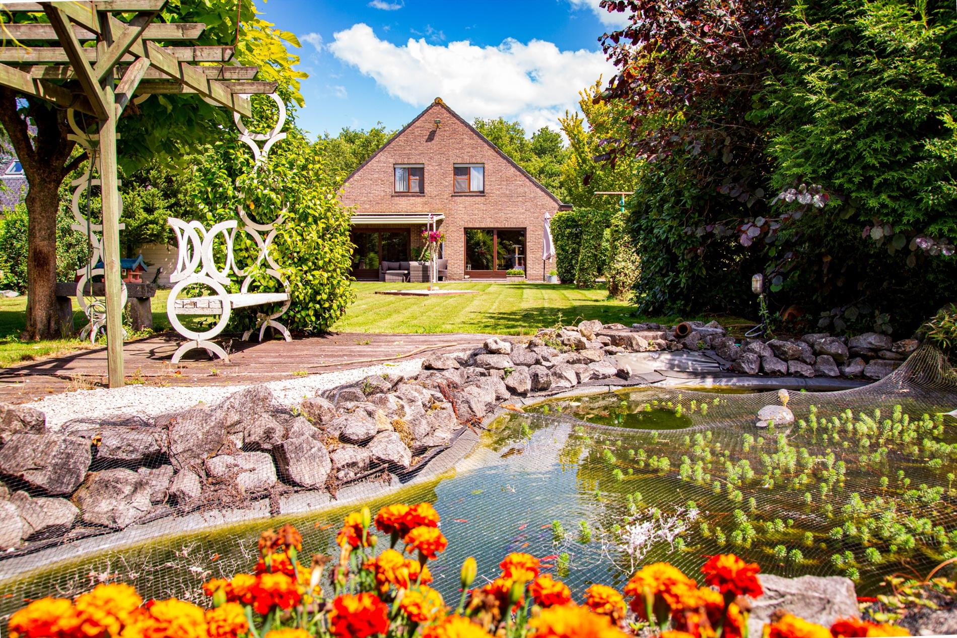 Open bebouwing met  4 (mogelijk 6) slpks  op 1.195 m²  rustig gelegen te Adegem 