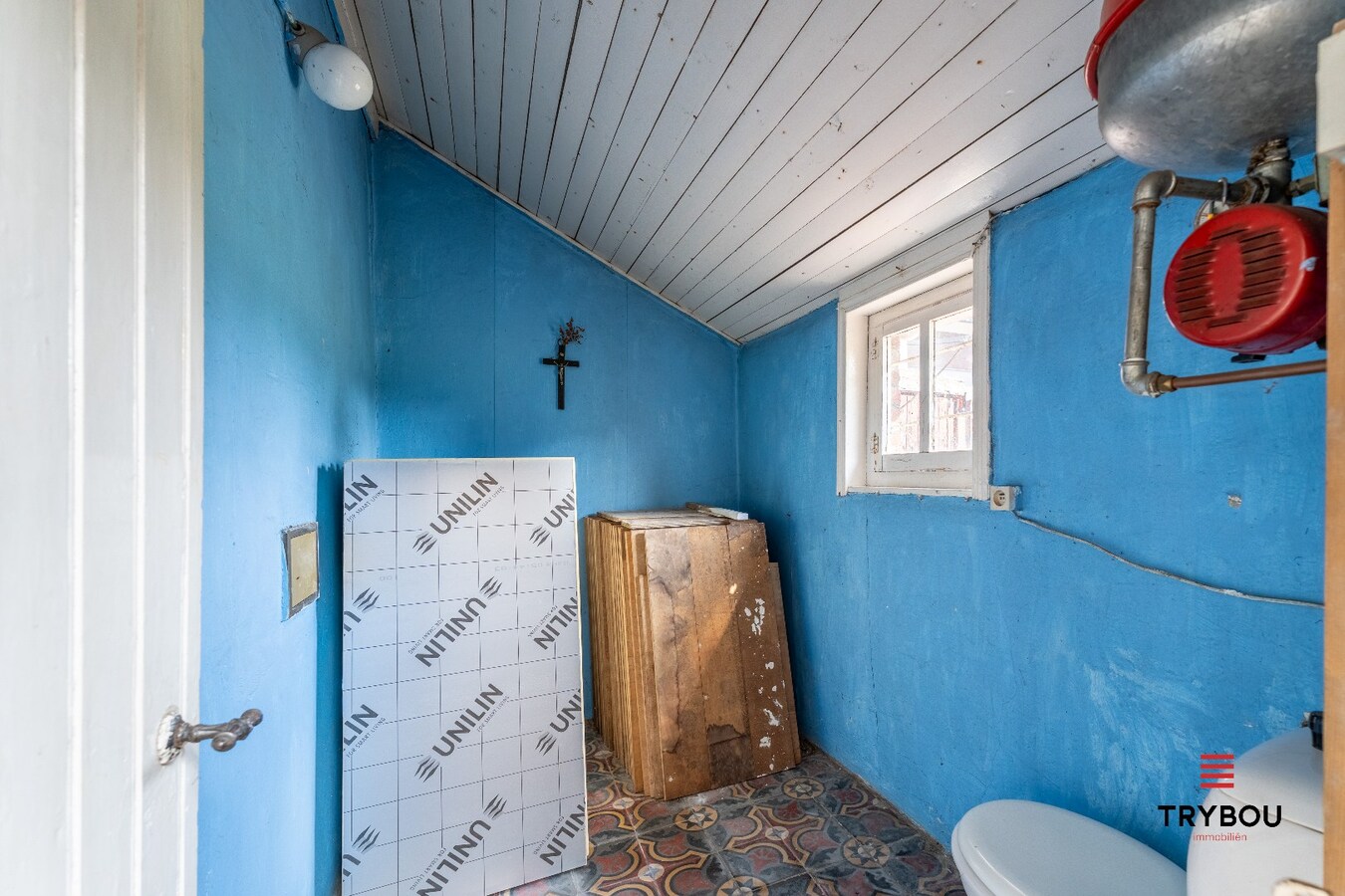 Te renoveren alleenstaande woning op een ruim perceel met tal van mogelijkheden! 