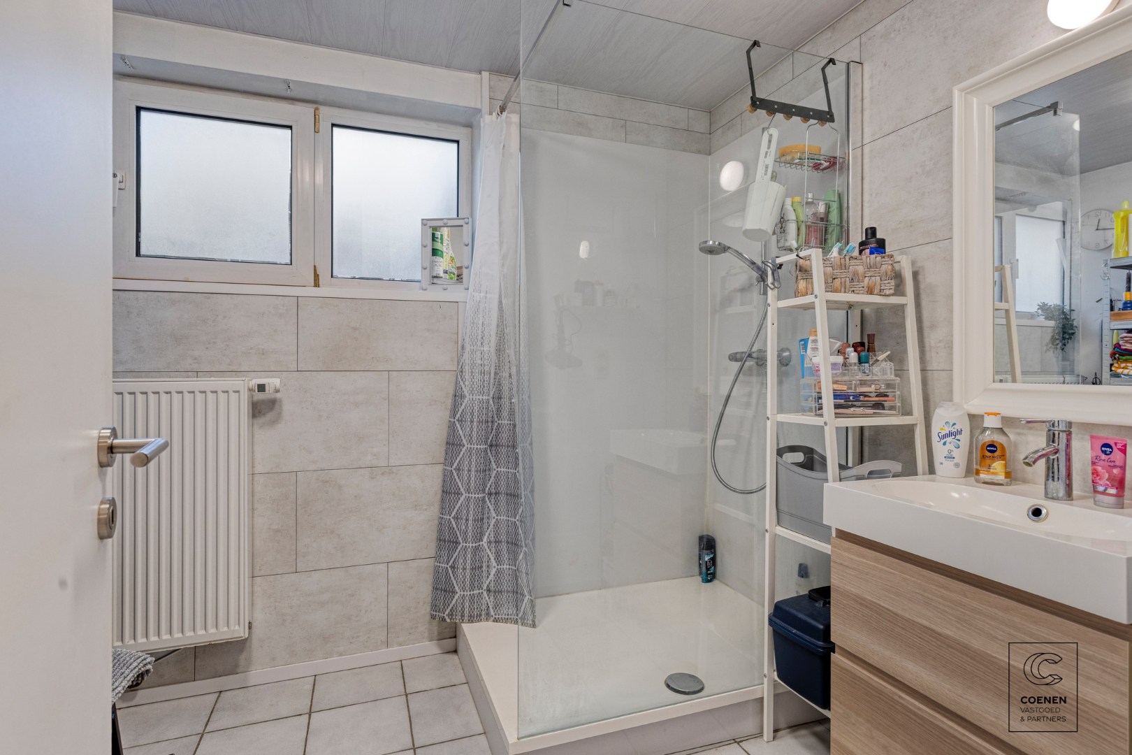 Lichtrijke en ruime villa van 338 m² met ingebouwd zwembad en tal van mogelijkheden voor co-housing of kangoeroewonen! 