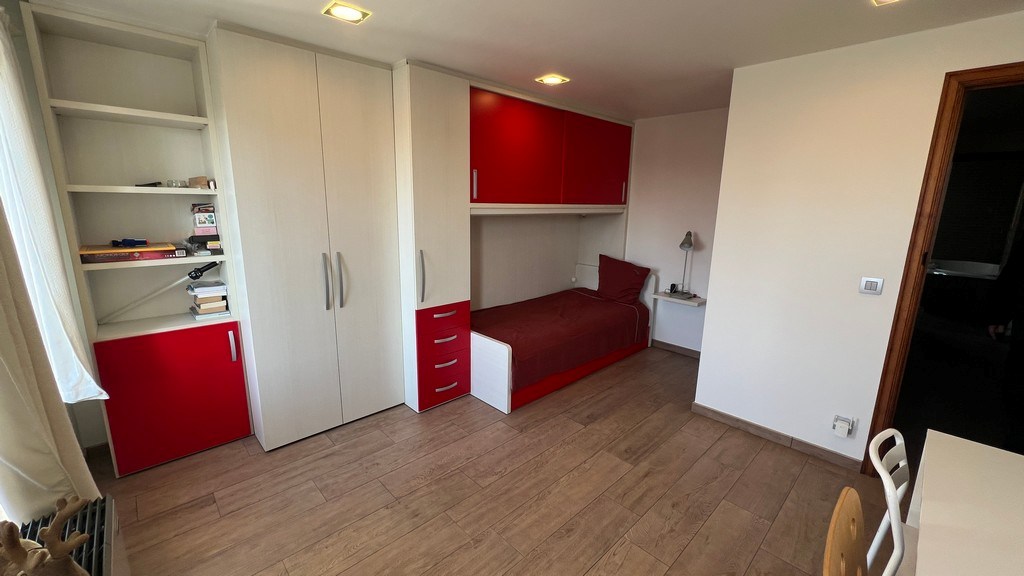 Showroom met werkplaats en appartement te koop in Wondelgem