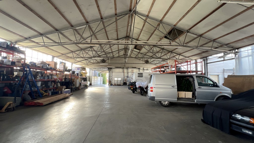 Magazijn met laadkades en kantoor te huur nabij R4 in Melle