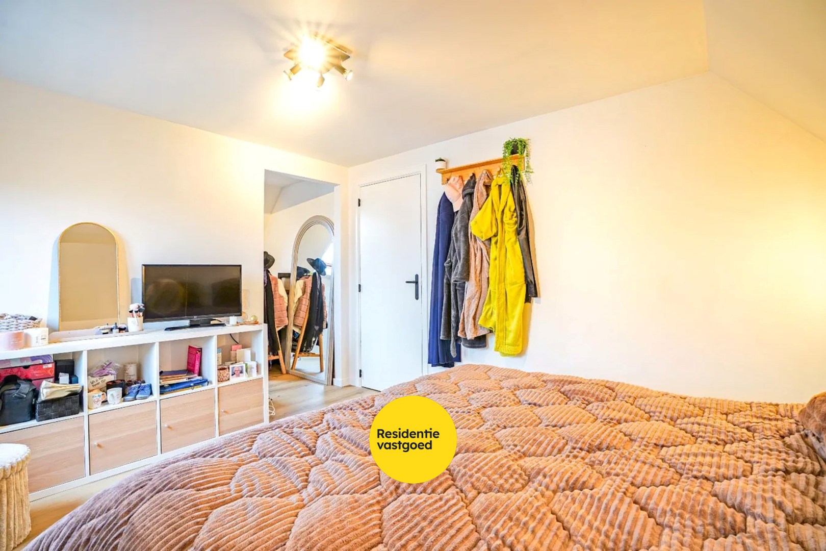 Gerenoveerde alleenstaande woning op 637m² te Veurne! 