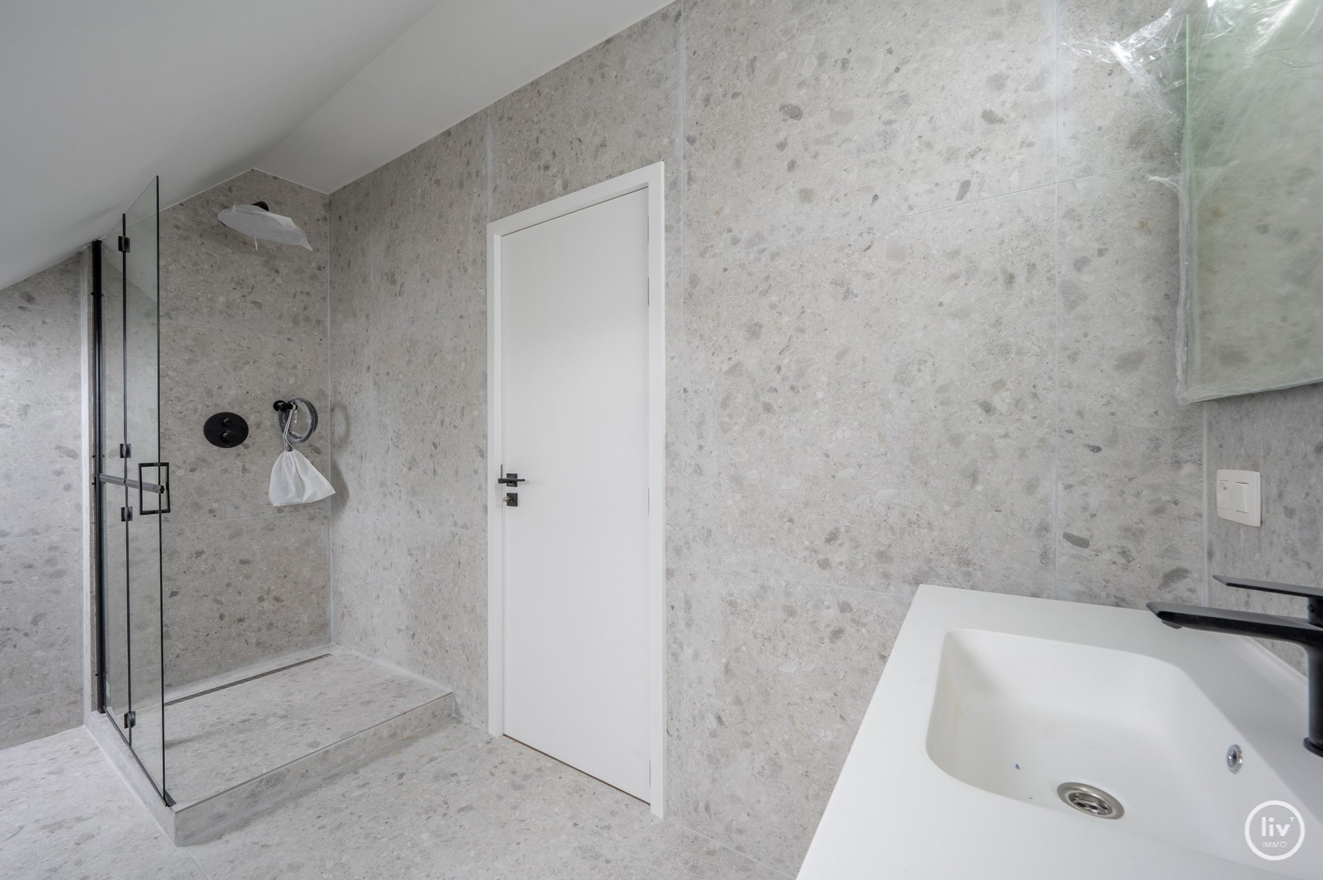 Nieuwbouw duplex in volledig gerenoveerd gebouw van 2021, centraal gelegen nabij Duinenwater, waardoor alle winkels en openbaar vervoer bereikbaar zijn op wandelafstand. 