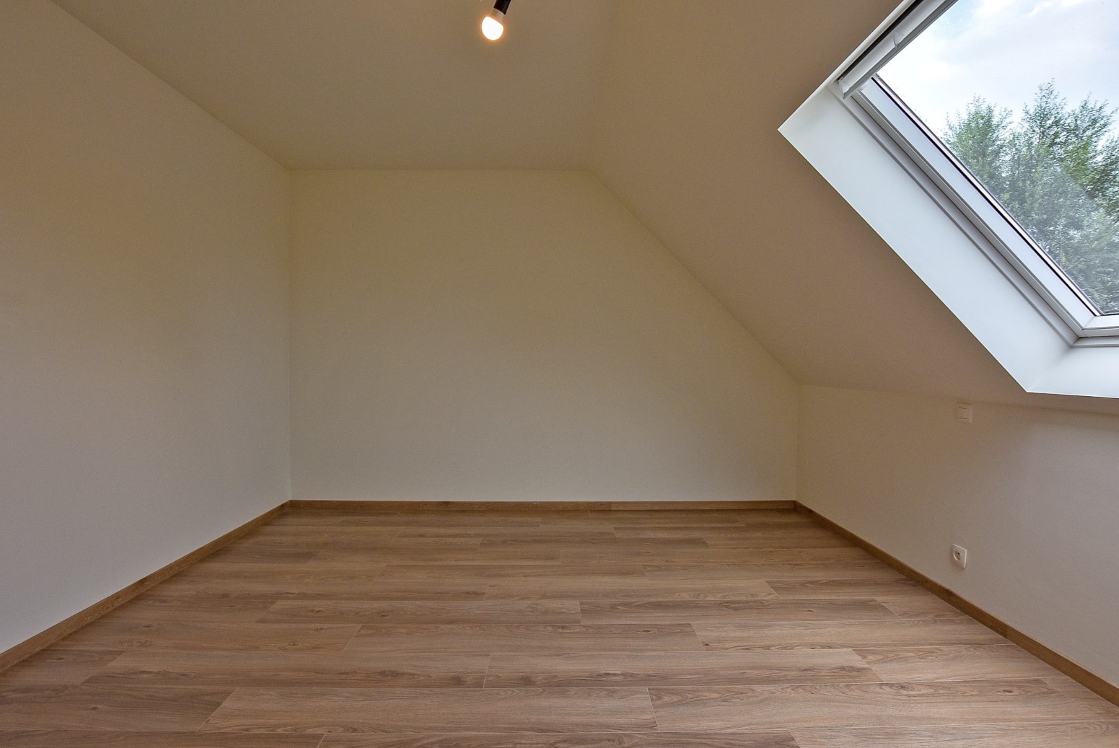 Ruime energiezuinige nieuwbouwwoning (2024) met inpandige garage op 193m² gelegen te Houthulst. 