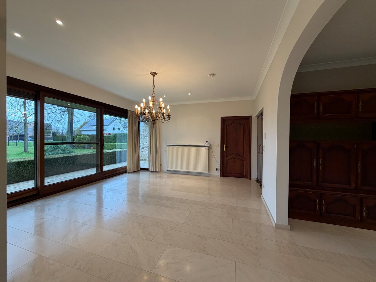 Ruime en rustig gelegen Spaanse villa te Dikkelvenne. 