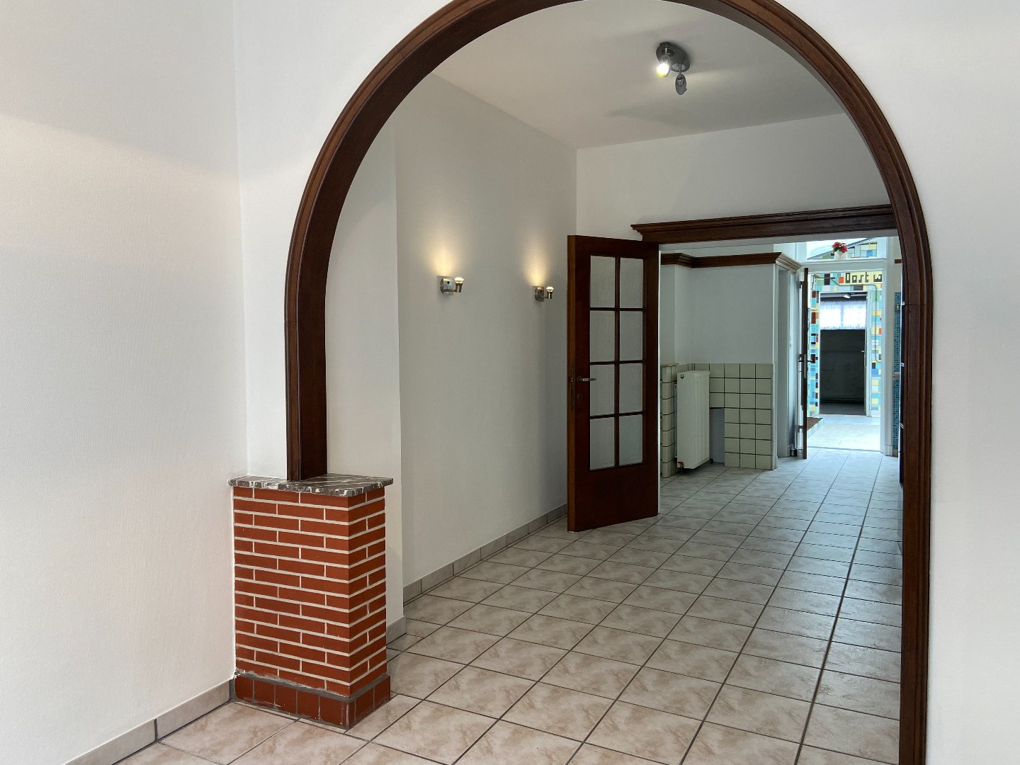 Authentieke burgerwoning met ruime garage en uitweg achteraan! 