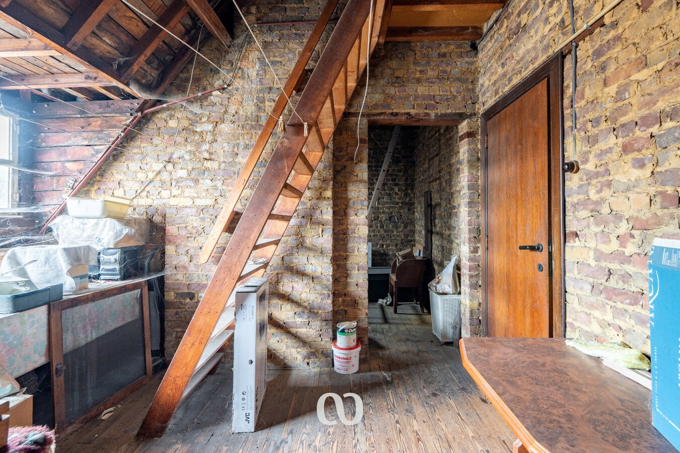 Zeer grote karaktervolle woning in art-deco stijl met tal van mogelijkheden 