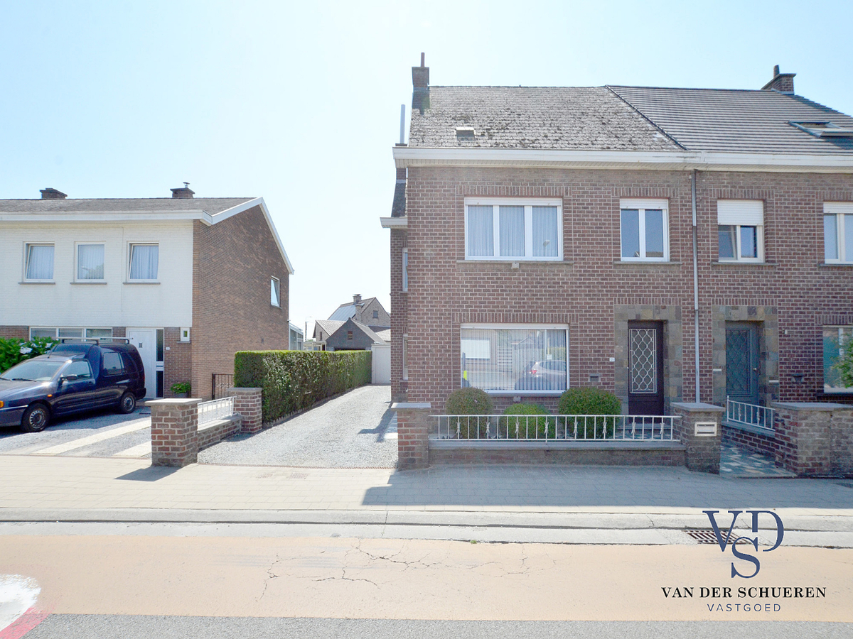 Degelijke woning met tuin en afz. garage. 