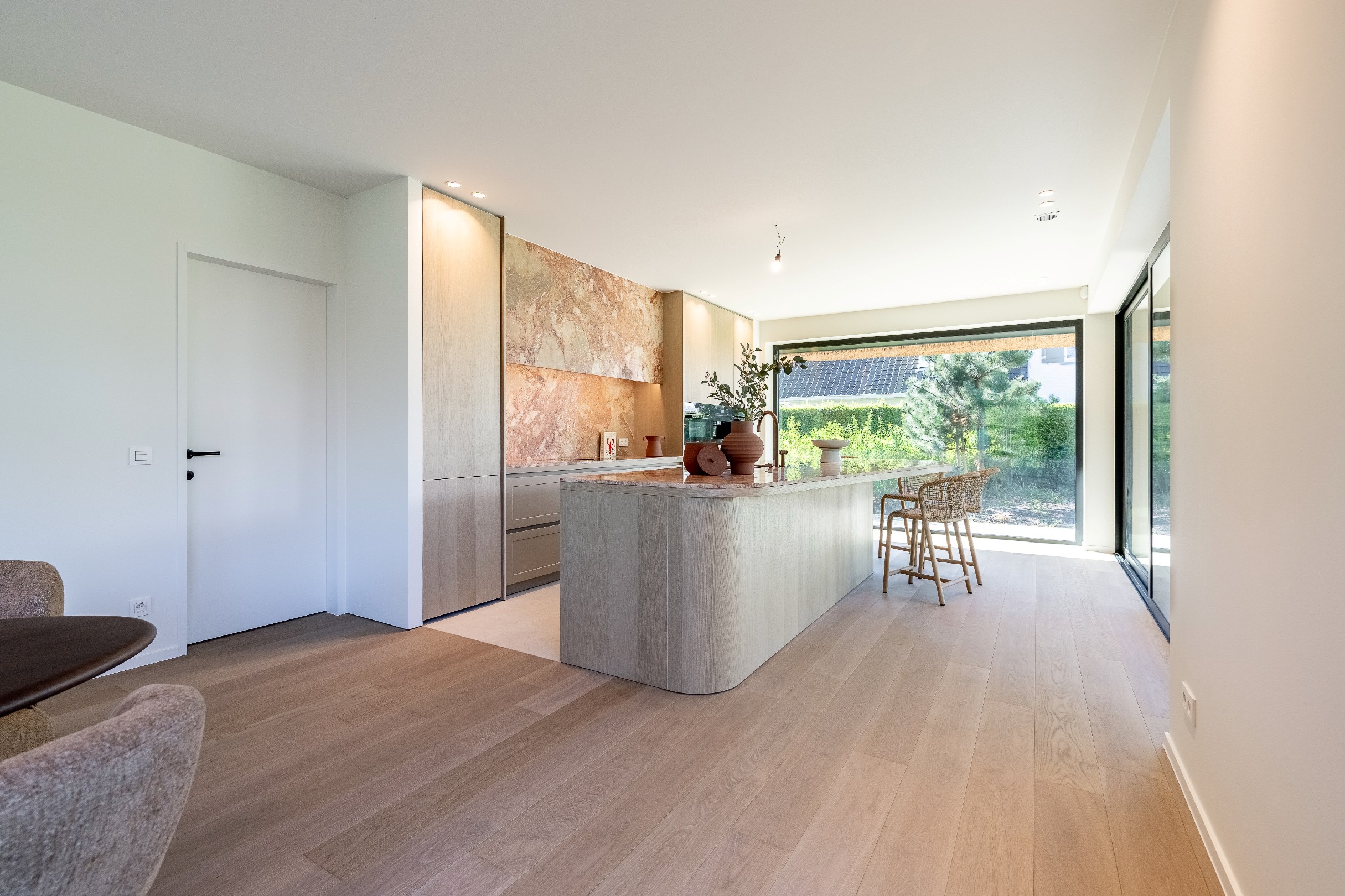 Indrukwekkende nieuwbouwvilla in hartje Zoute op enkele passen van de golf te Knokke. 