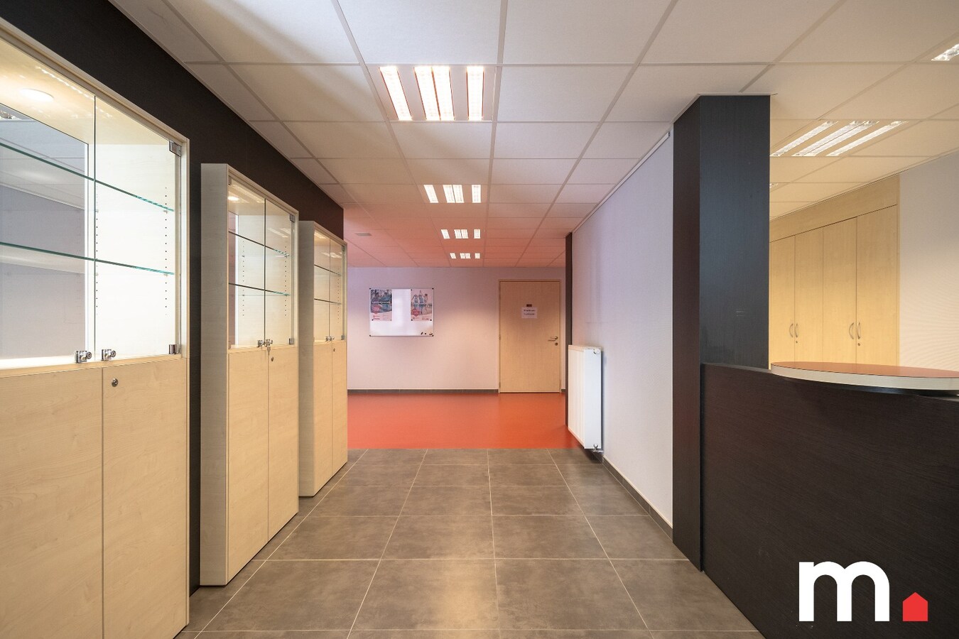 Instapklaar handelspand/kantoorruimte te Ingelmunster met Parkeerplaats! – Volledig gerenoveerd en uitstekend gelegen! 