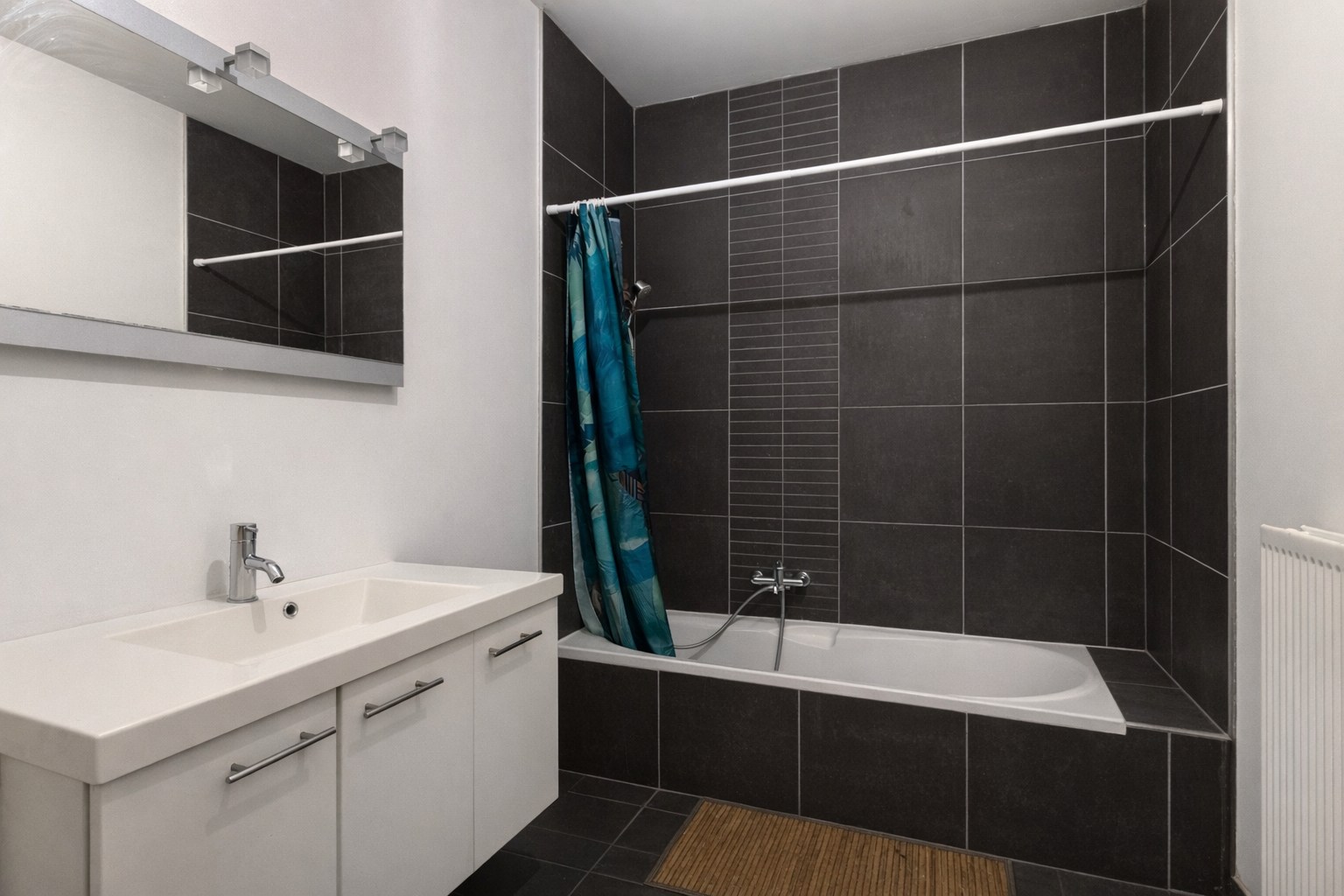 Instapklaar gelijkvloers appartement met 2 slpk. en ruim terras in Geel 