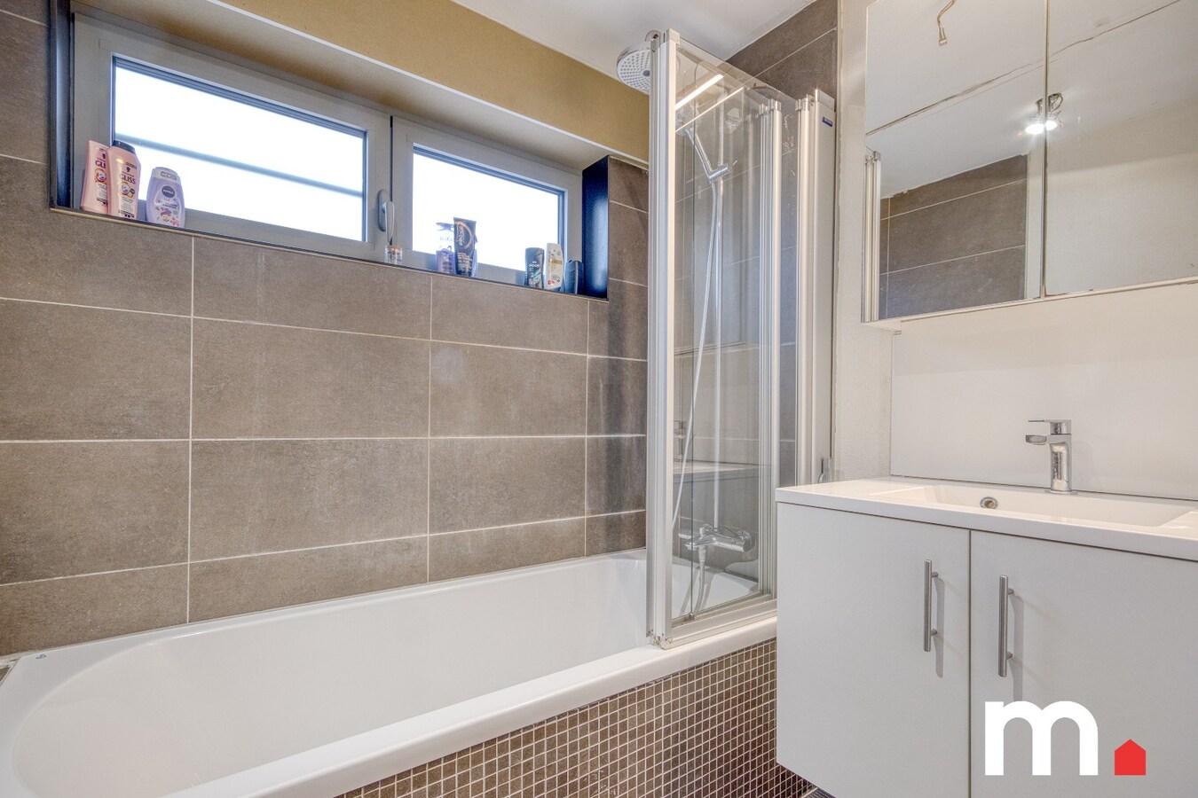 Instapklare woning te Lauwe met 4 slaapkamers nabij het centrum met garage ! 