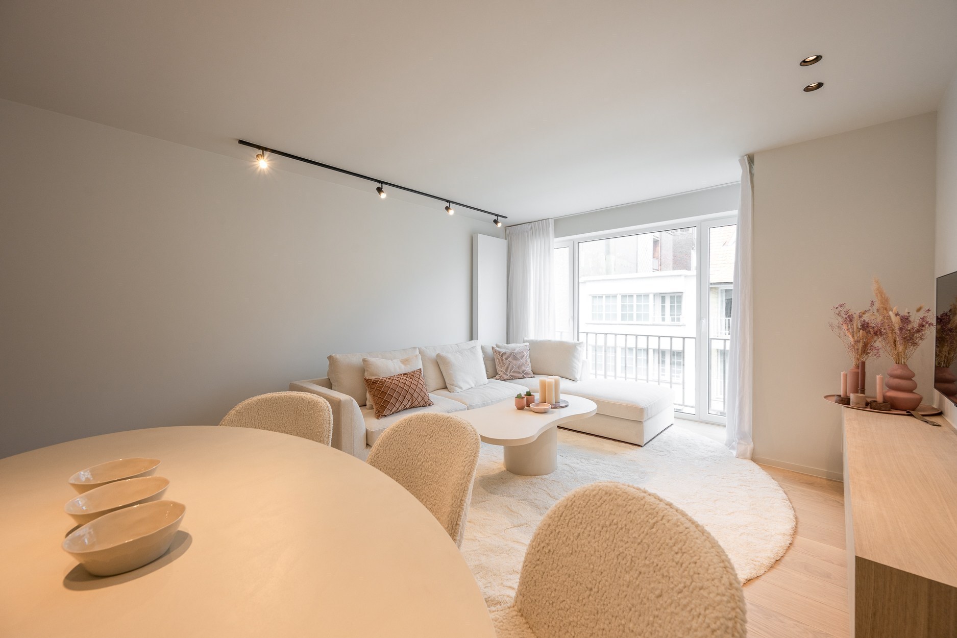 Magnifique appartement rénové de 3 chambres à coucher près de l'avenue Lippens à Knokke. Disposition : 