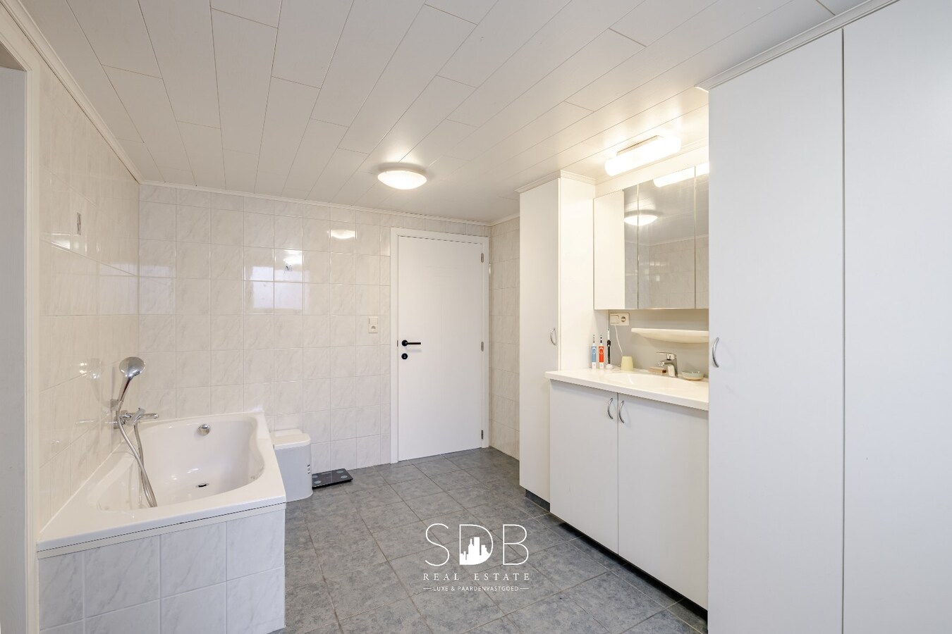Hedendaagse woning met hippische accommodatie op 17.782m² 