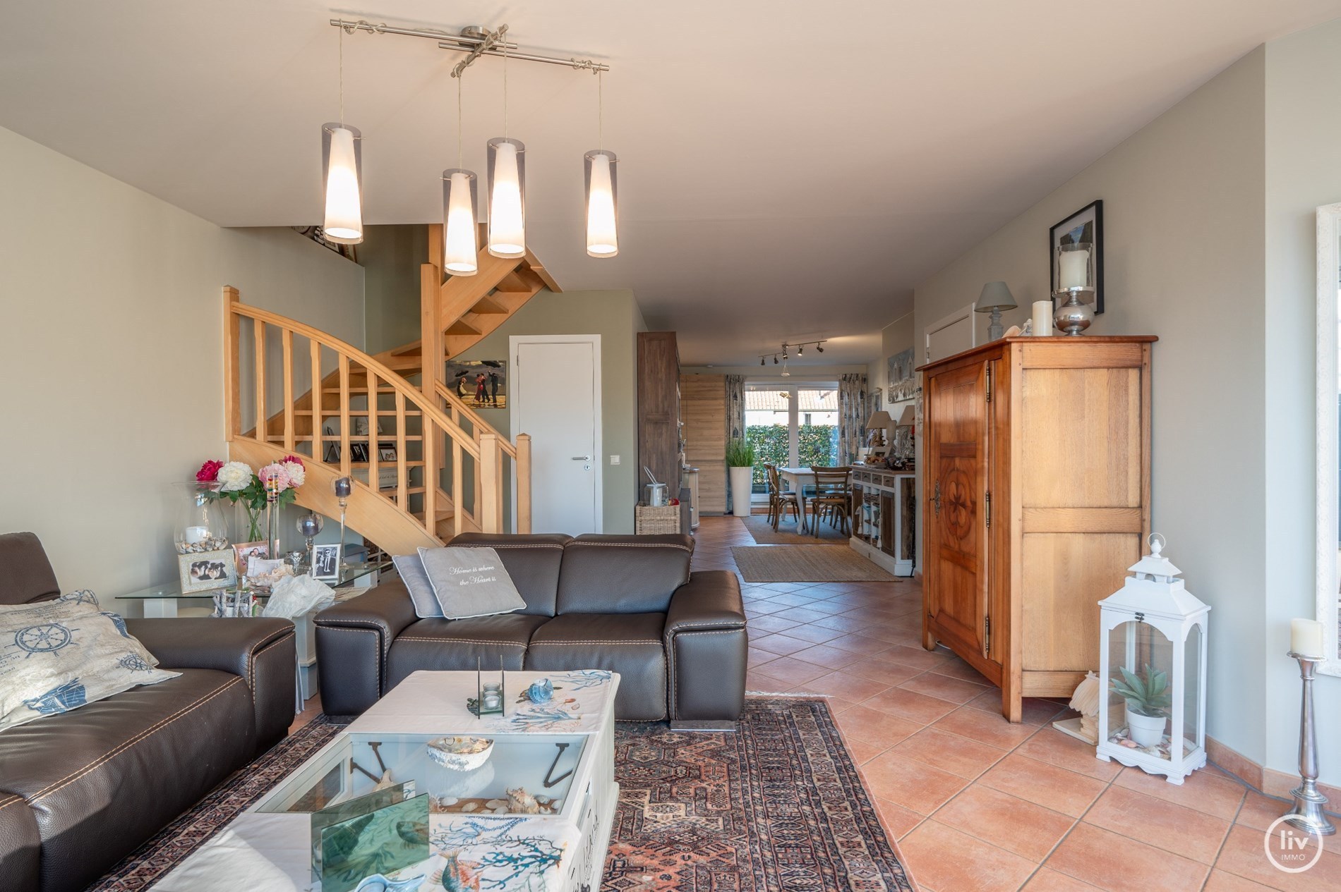 Appartement spacieux avec 3 chambres et 2 salles de bains à Knokke avec vue dégagée sur la rue. 