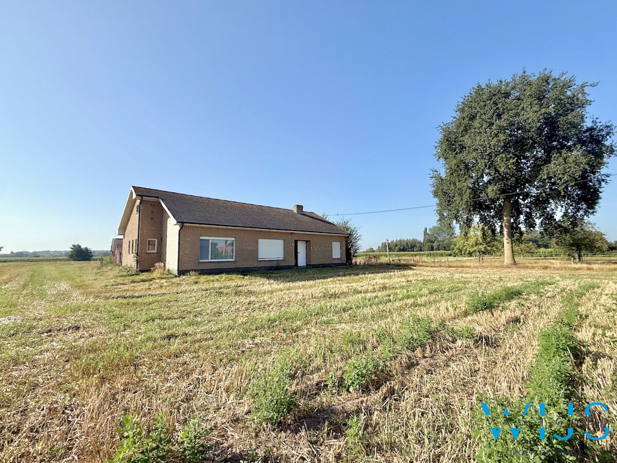 Op te frissen bungalow met 36.274m² grond te Oosteeklo ! 