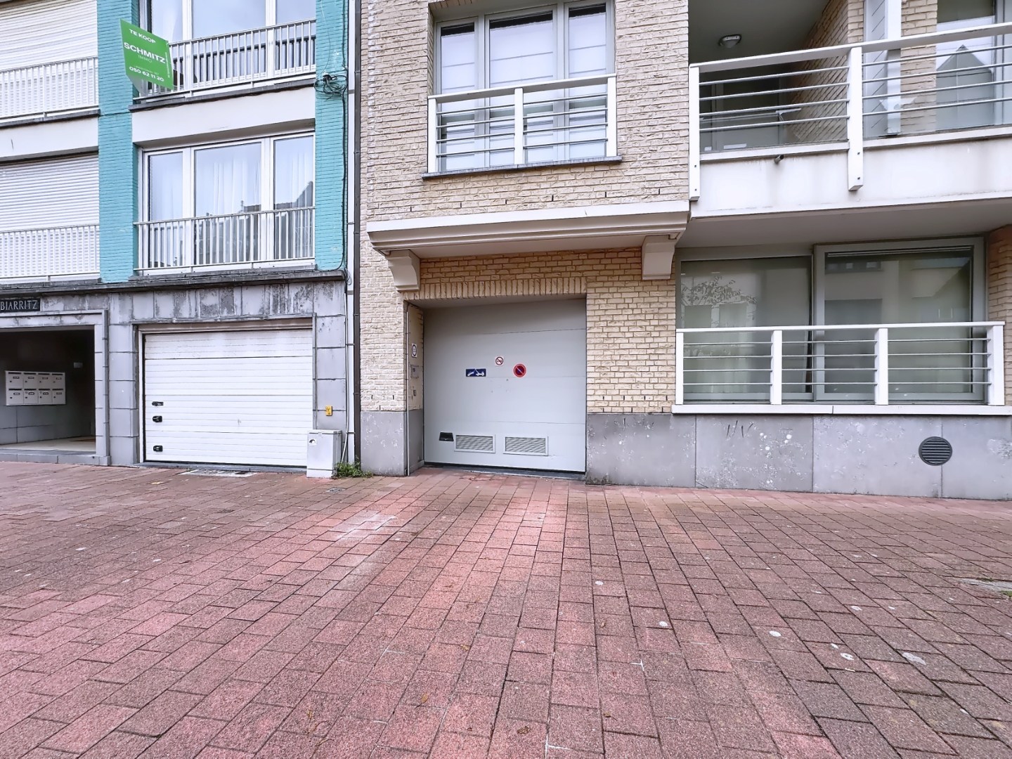 Centraal gelegen en makkelijk in te rijden dubbele autostandplaats 
