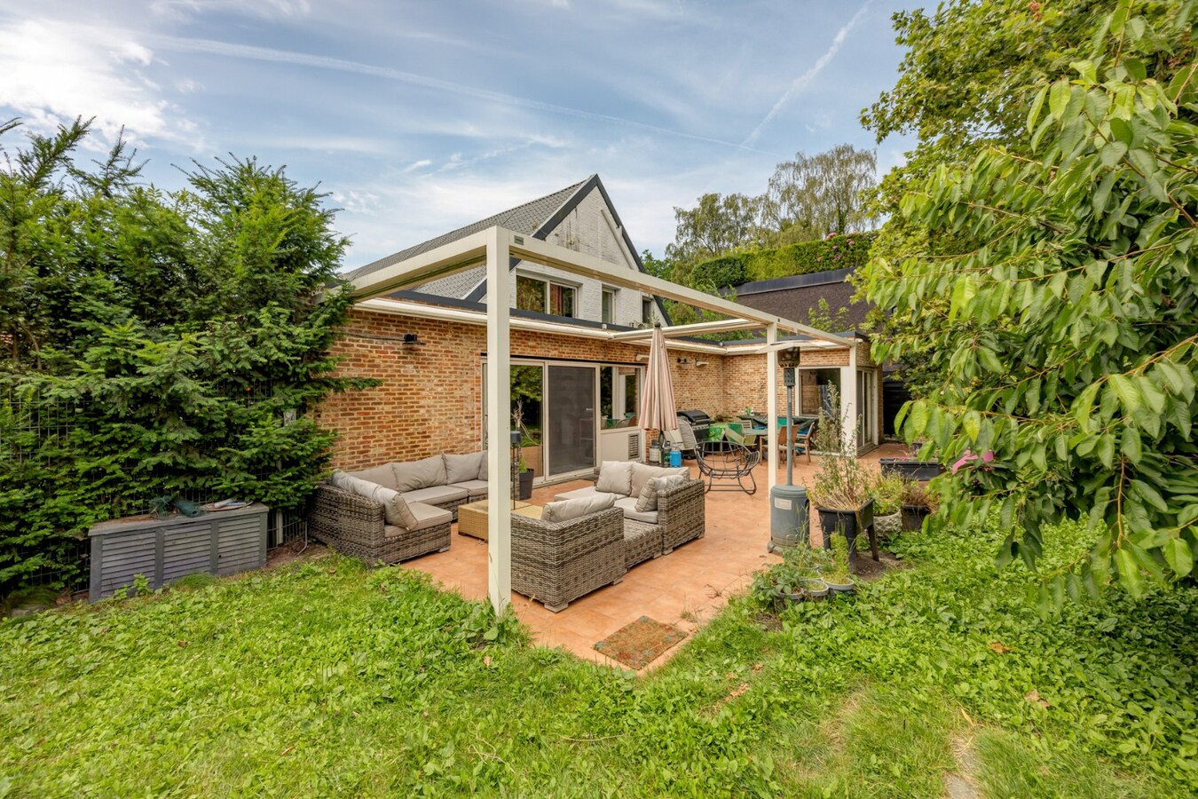 Zeer ruime woning (8 slpk + 8 badkamers) op een perceel van ca. 1.522 m² te Wijnegem/grens Schilde 