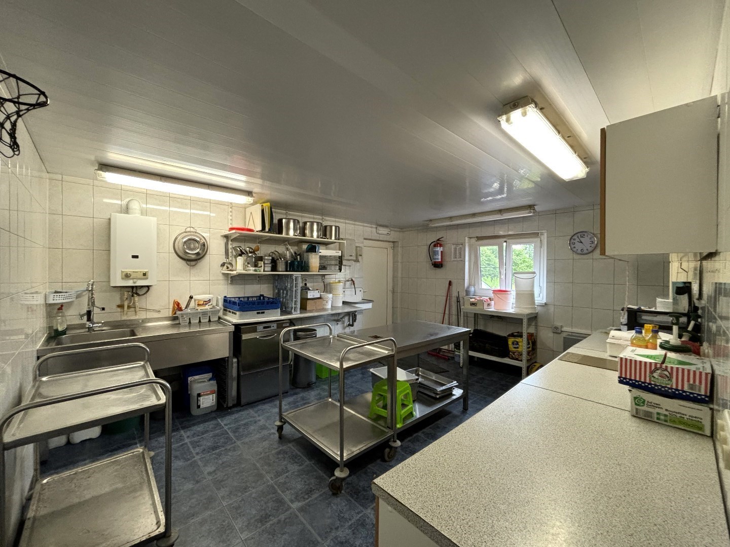 Frituur met volledige inboedel en bovengelegen appartement in Leopoldsburg 