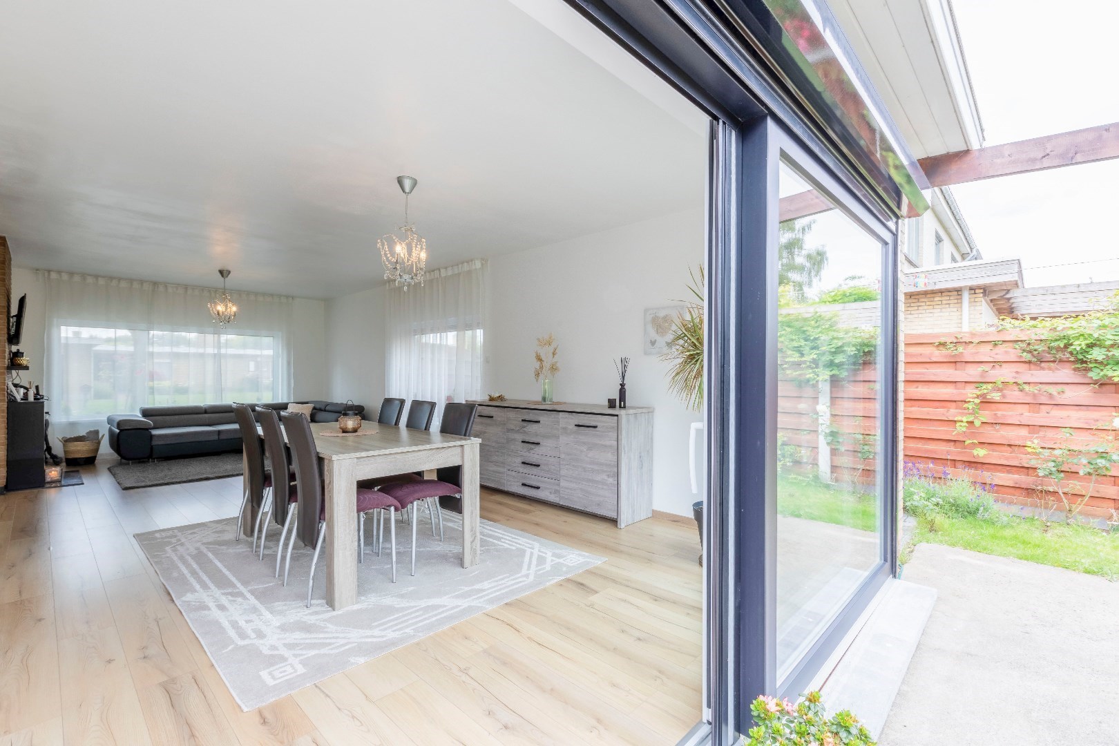 Gerenoveerde gezinswoning met 4 slpks en aangename tuin 