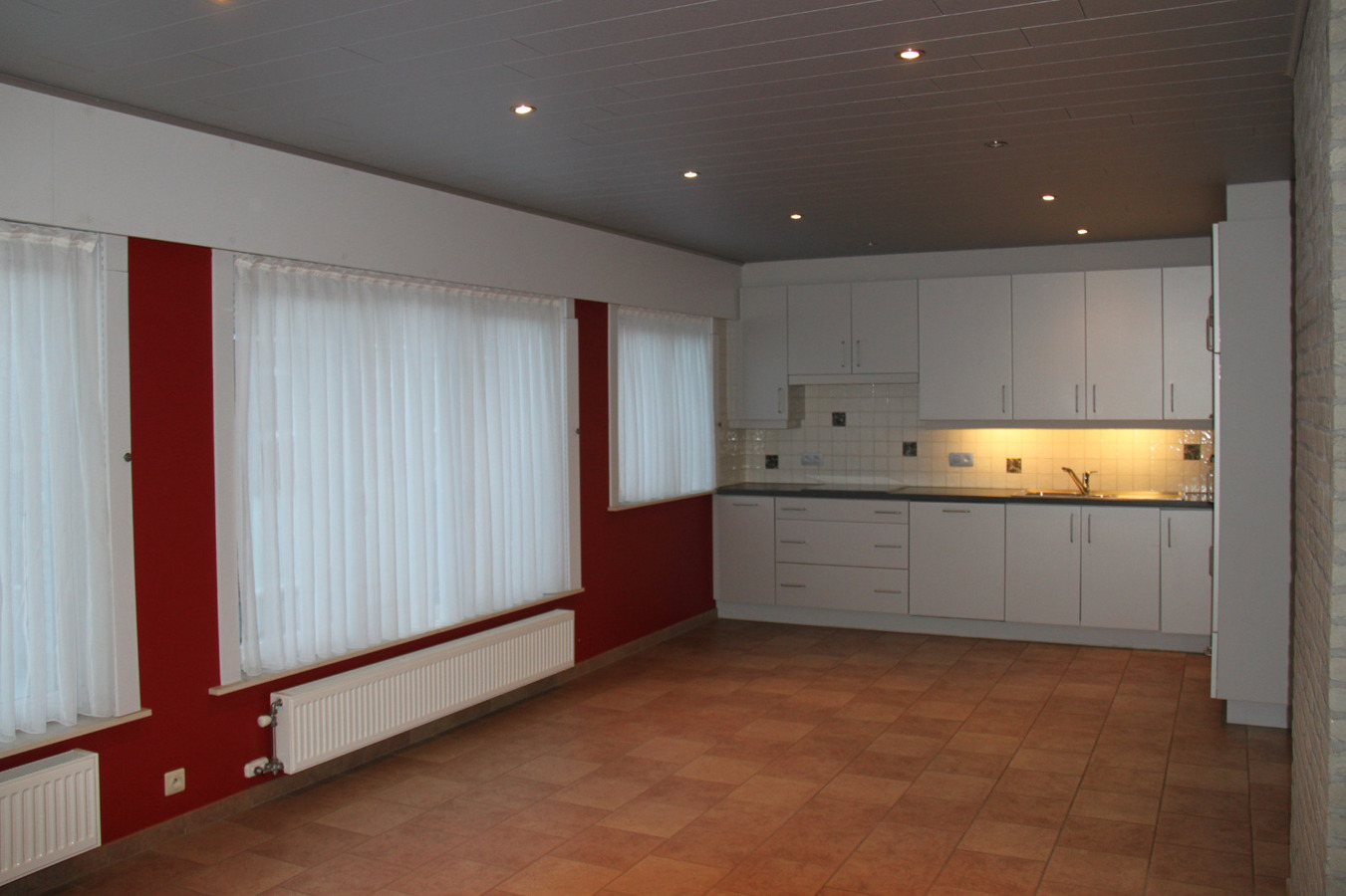 Volledig vernieuwd woning met ruime garage 