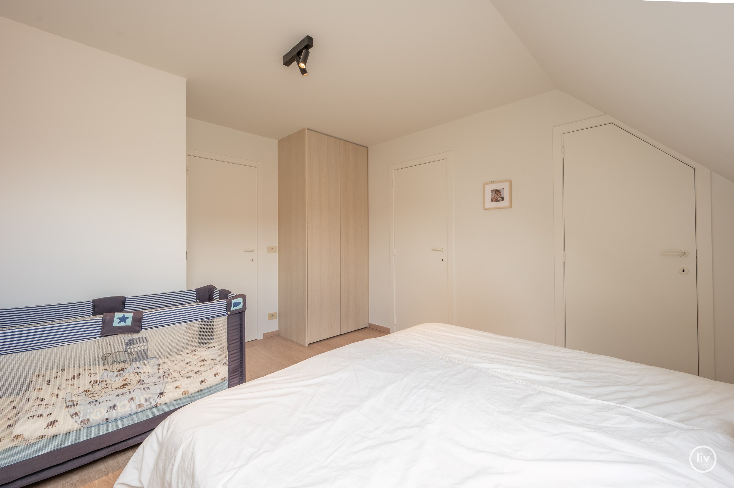 Appartement de 3 chambres élégamment rénové avec terrasse ensoleillée. 