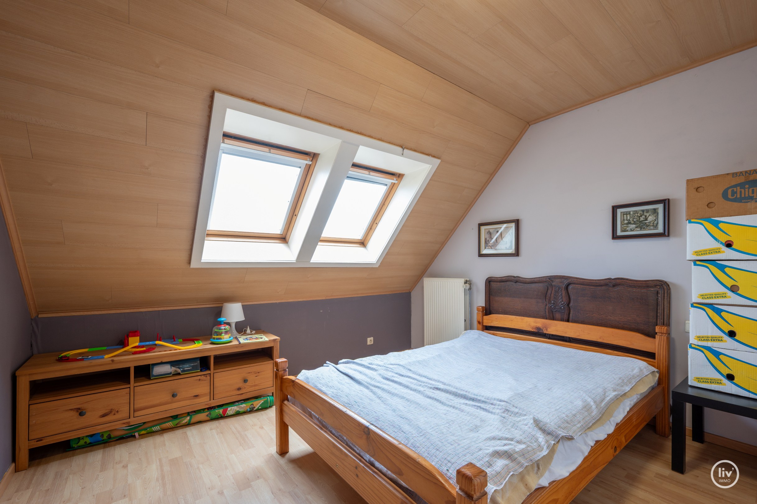 Ruime woning met 4 slaapkamers gelegen in centrum Knokke vlakbij Duinenwater. 