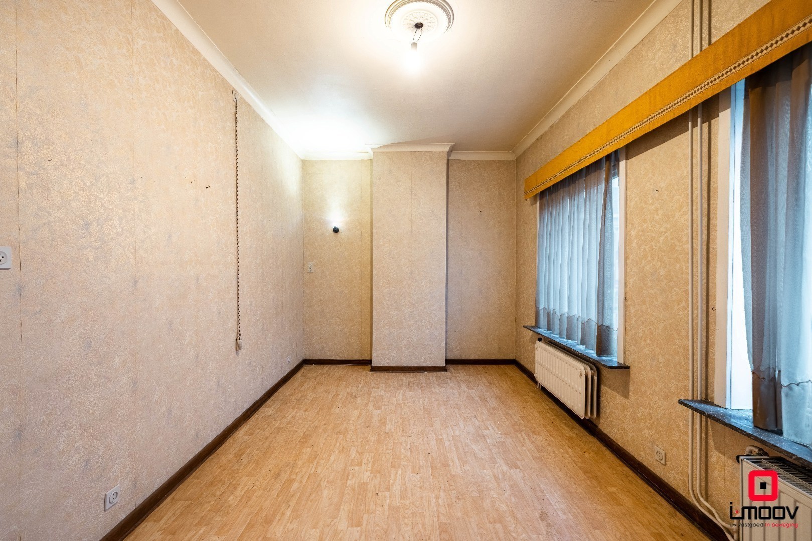 Ruime te renoveren stadswoning met garage en vier slaapkamers in de stationswijk 