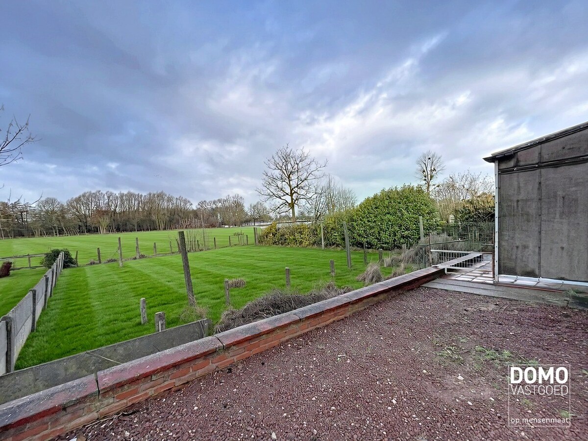 TE RENOVEREN WONING MET GARAGE, 3 SLAAPKAMERS EN GEZELLIGE TUIN OP EEN PERCEEL VAN 8A14CA 