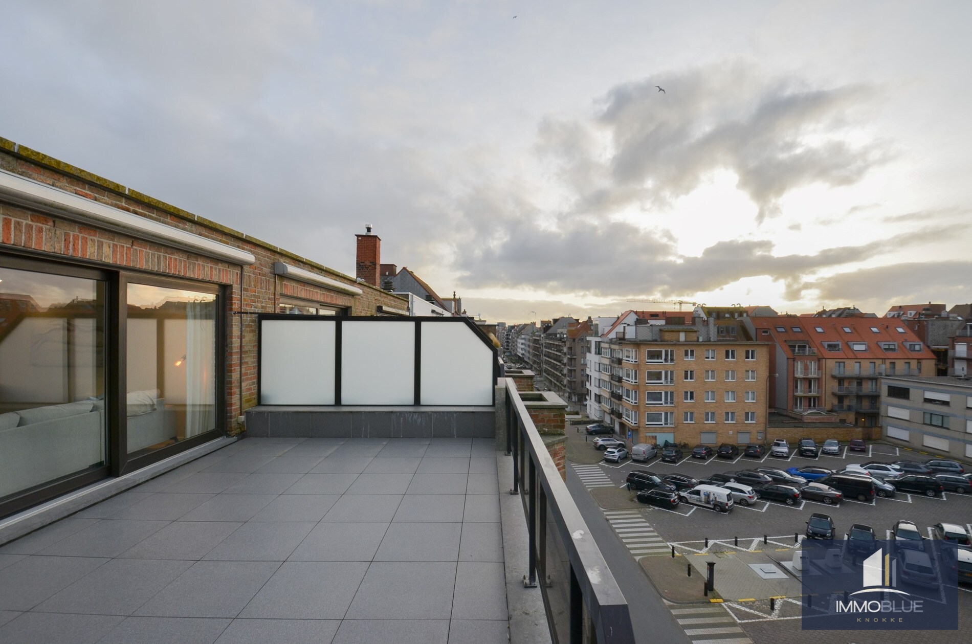 Penthouse entièrement rénové avec deux terrasses spacieuses (+/- 50 m²) situé à deux pas de la mer. 