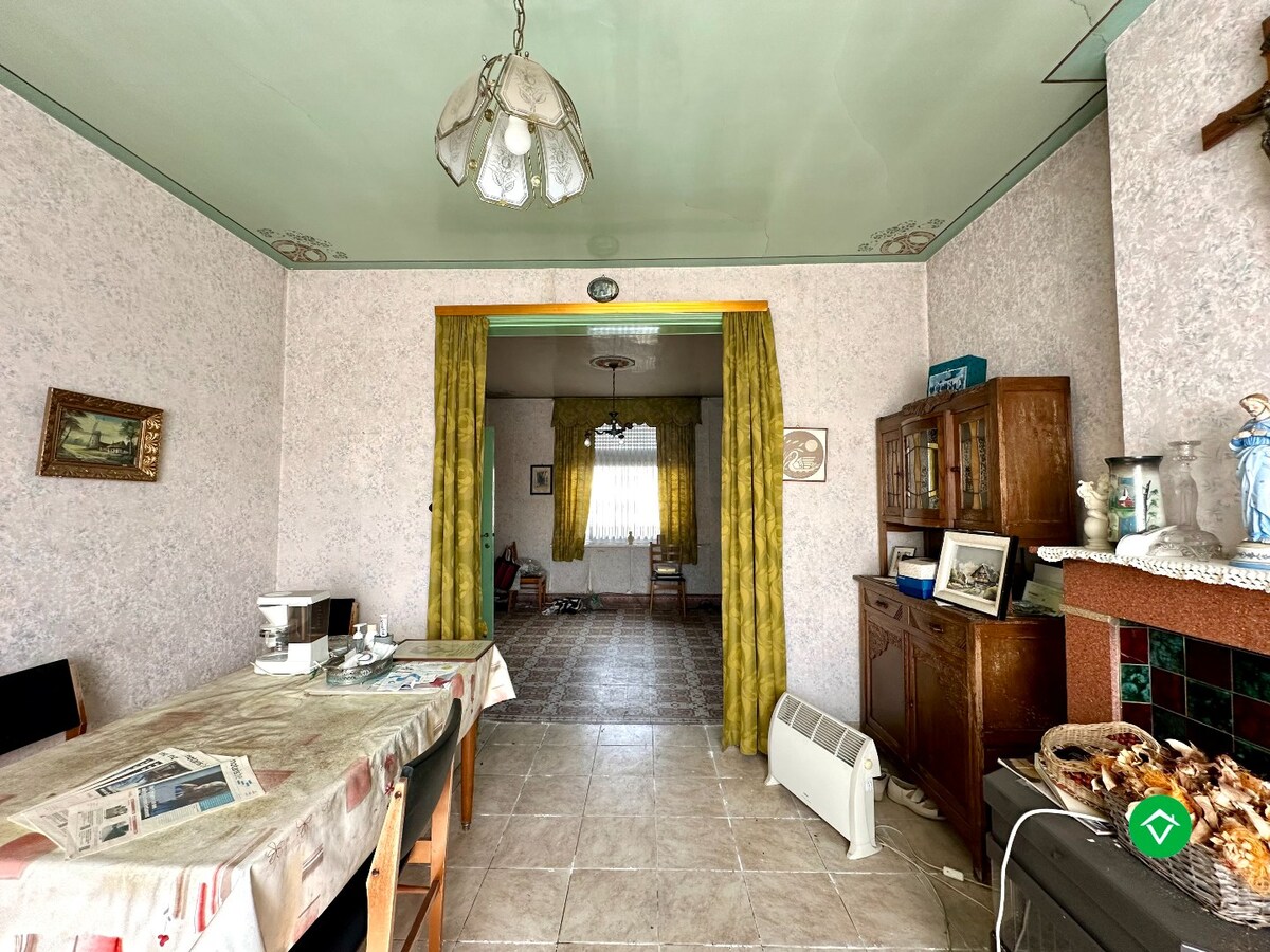 Te renoveren of te slopen woning op ruim perceel van 854 m² in Ichtegem - ideale opportuniteit voor wie wil bouwen of renoveren in een landelijke omgeving. 