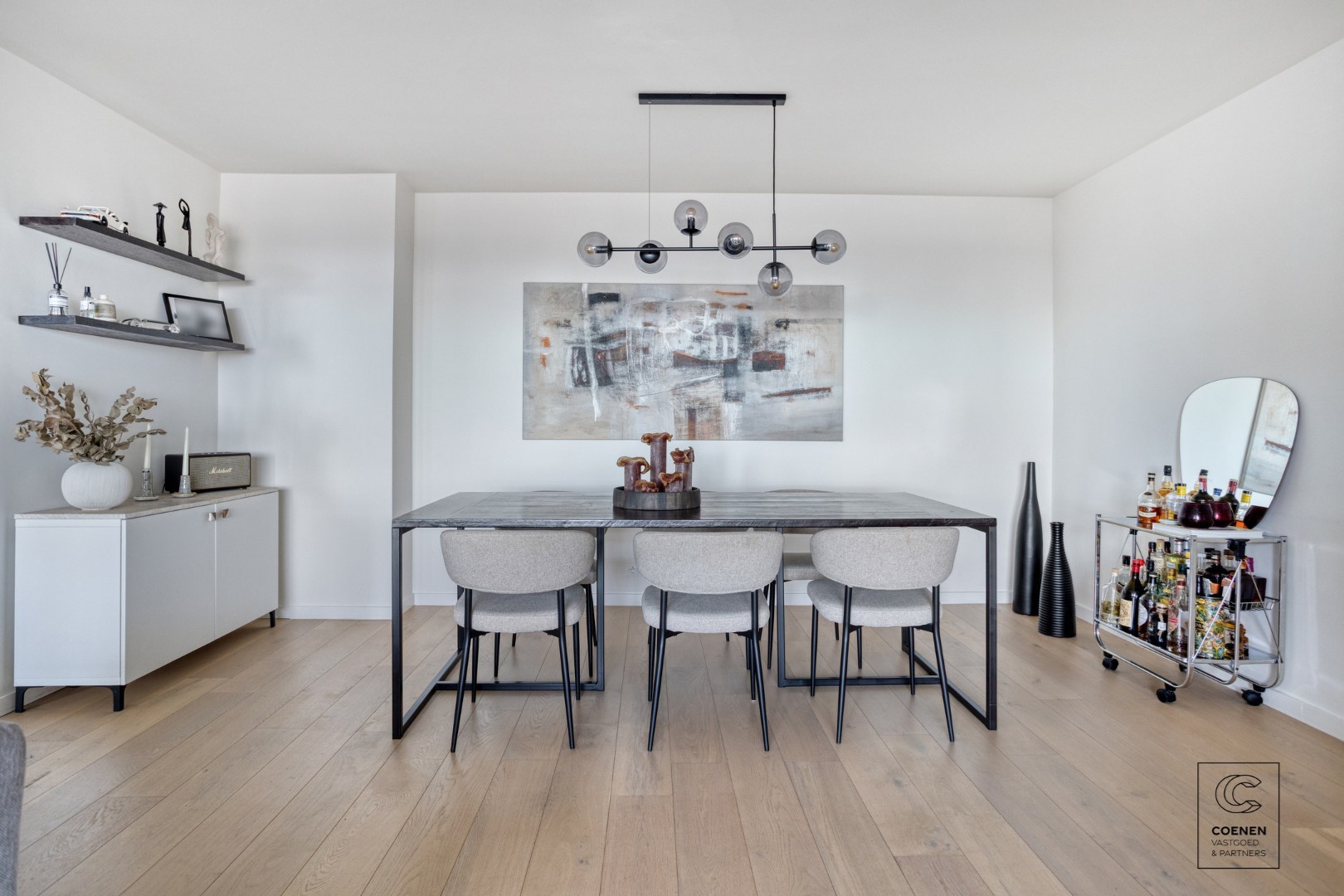 Stijlvol gerenoveerd appartement met 2 slaapkamers &amp; zonnig terras op toplocatie te Berchem 