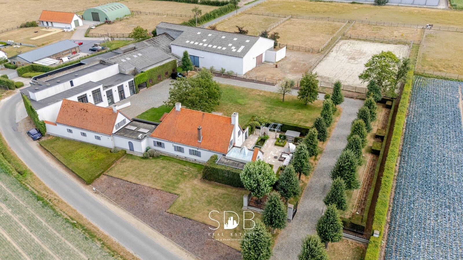Landelijke villa met bijgebouwen en graslanden op 23.740m² 