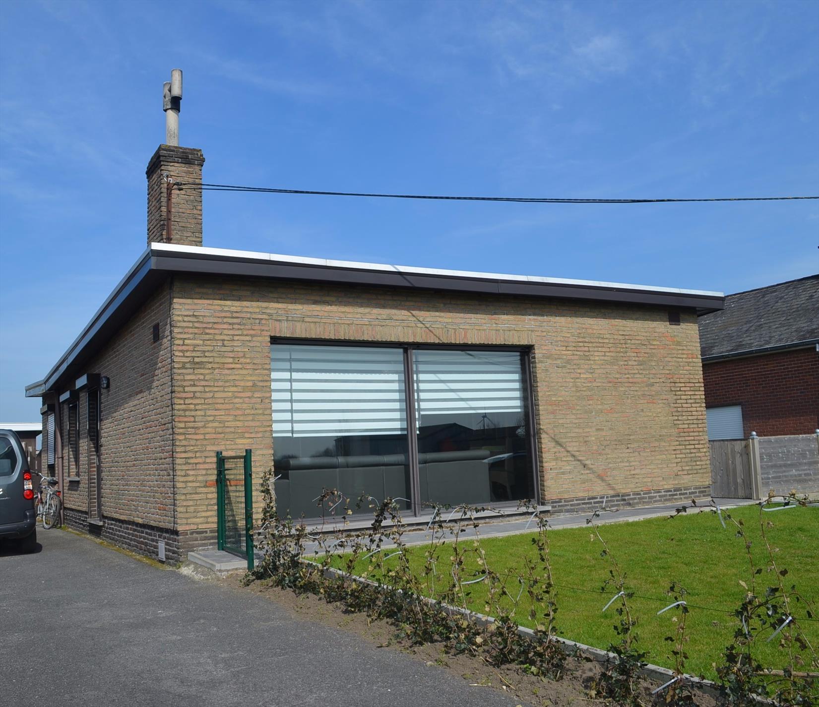 Bungalow met 3 slpks en bijgebouwen landelijk gelegen te Adegem 